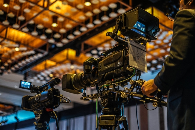 駅などにあるデジタルサイネージの映像編集に携わります