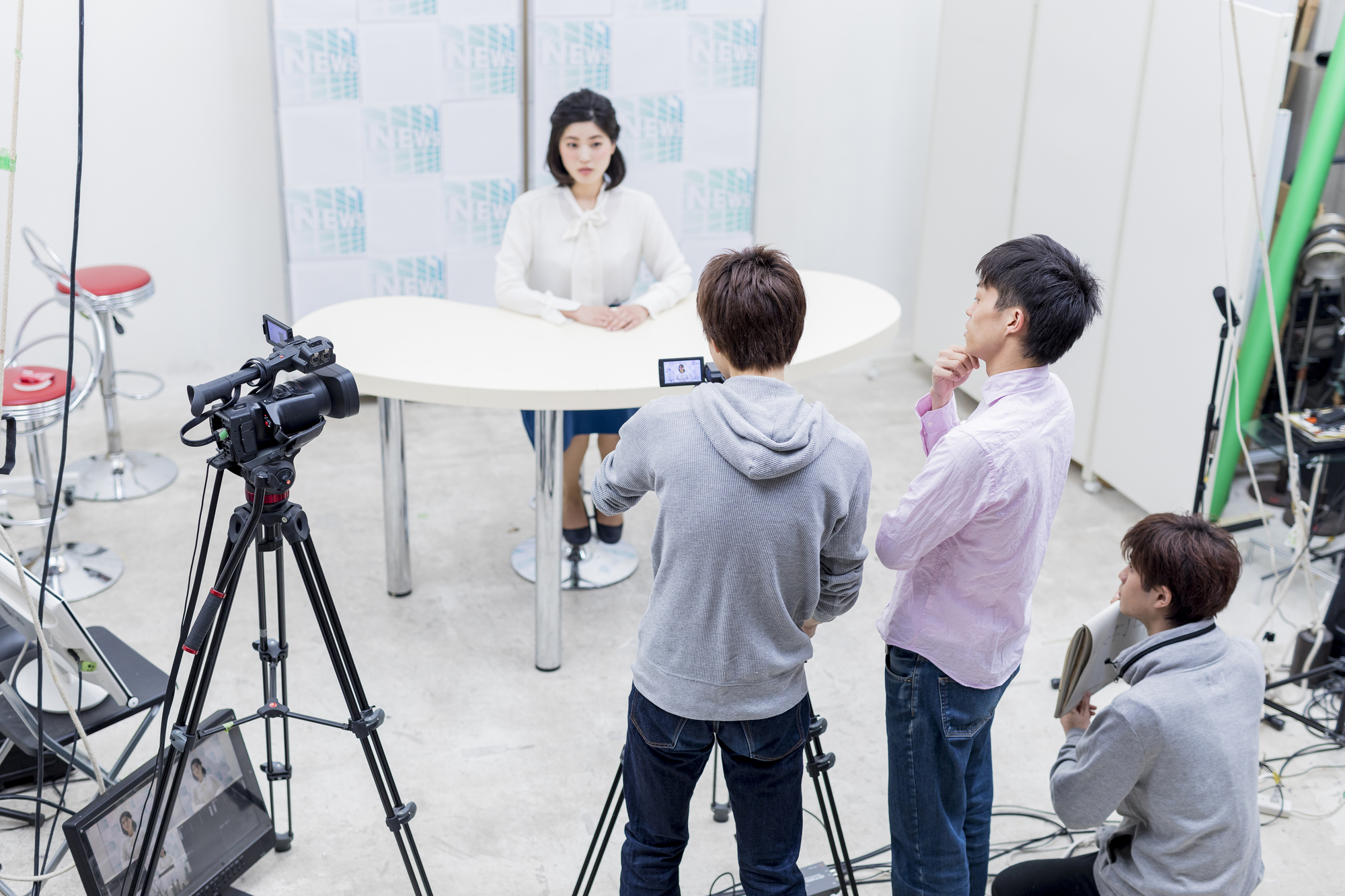 駅などにあるデジタルサイネージの映像編集に携わります